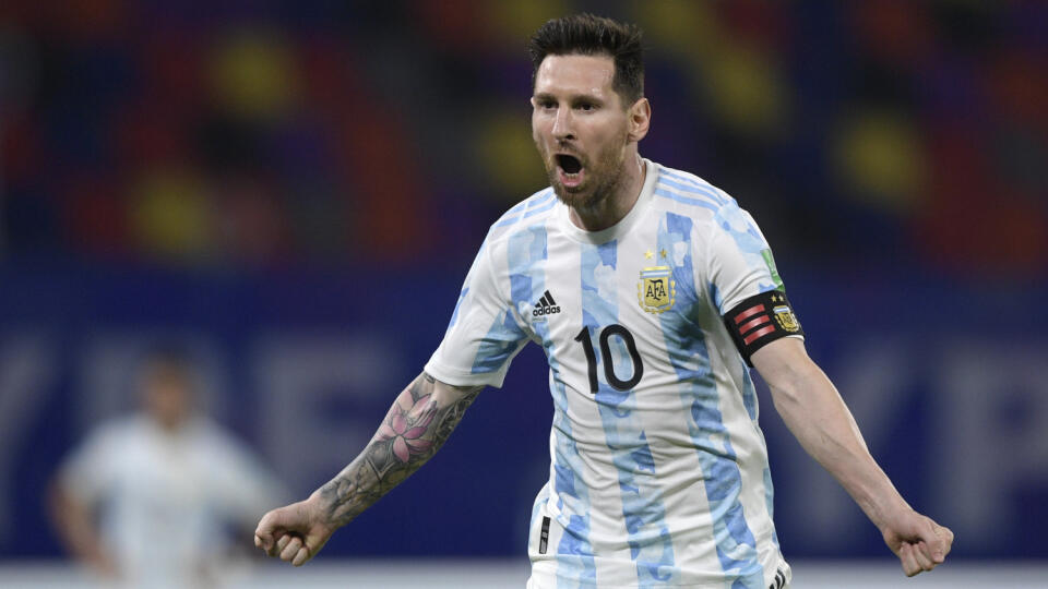 WA 7 Santiago del Estero - Kapitán argentínskej futbalovej reprezentácie Lionel Messi sa teší po strelení gólu z penalty v dueli 5. kola juhoamerickej kvalifikácie MS2022 Argentína - Čile v Santiagu del Estero 4. júna 2021. FOTO TASR/AP
Argentina's Lionel Messi celebrates scoring his side's opening goal on a penalty kick during a qualifying soccer match against Chile for the FIFA World Cup Qatar 2022 in Santiago del Estero, Argentina, Thursday, June 3, 2021. (Juan Mabromata, Pool via AP)