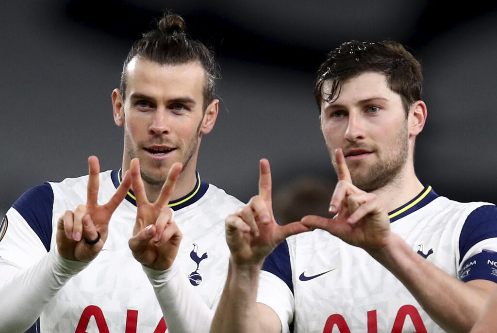 KK48 Londýn - Futbalisti Tottenhamu Gareth Bale (vľavo) a Ben Davies sa tešia z gólu v odvete 16-finále Európskej ligy Tottenham Hotspur - Wolfsberger AC 24. februára 2021 v Londýne. FOTO TASR/AP
Tottenham's Gareth Bale, left, and Tottenham's Ben Davies celebrate scoring their side's third goal during the Europa League round of 32 second leg soccer match between Tottenham Hotspur and Wolfsberger AC at the Tottenham Hotspur Stadium in London, England, Wednesday, Feb. 24, 2021. (Julian Finney/Poo