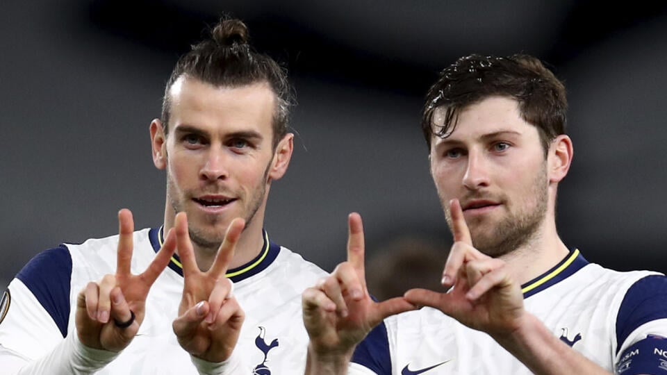 KK48  Londýn - Futbalisti Tottenhamu Gareth Bale (vľavo) a Ben Davies sa tešia z gólu v odvete 16-finále Európskej ligy Tottenham Hotspur - Wolfsberger AC 24. februára 2021 v Londýne. FOTO TASR/AP
Tottenham's Gareth Bale, left, and Tottenham's Ben Davies celebrate scoring their side's third goal during the Europa League round of 32 second leg soccer match between Tottenham Hotspur and Wolfsberger AC at the Tottenham Hotspur Stadium in London, England, Wednesday, Feb. 24, 2021. (Julian Finney/Poo