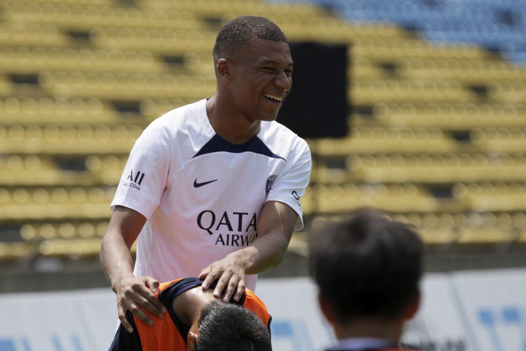 Na archívnej snímke z 18. júla 2022 futbalista Paríža SG Kylian Mbappe sa usmieva počas tréningu s deťmi v rámci predsezónnej prípravy klubu v Tokiu. Útočník Kylian Mbappe nefiguruje v kádri Paríža SG na zápas 1. kola nového ročníka francúzskej futbalovej Ligue 1 v sobotu 6. augusta, v ktorom úradujúci majster nastúpi na pôde Clermontu Foot 63. FOTO TASR/AP