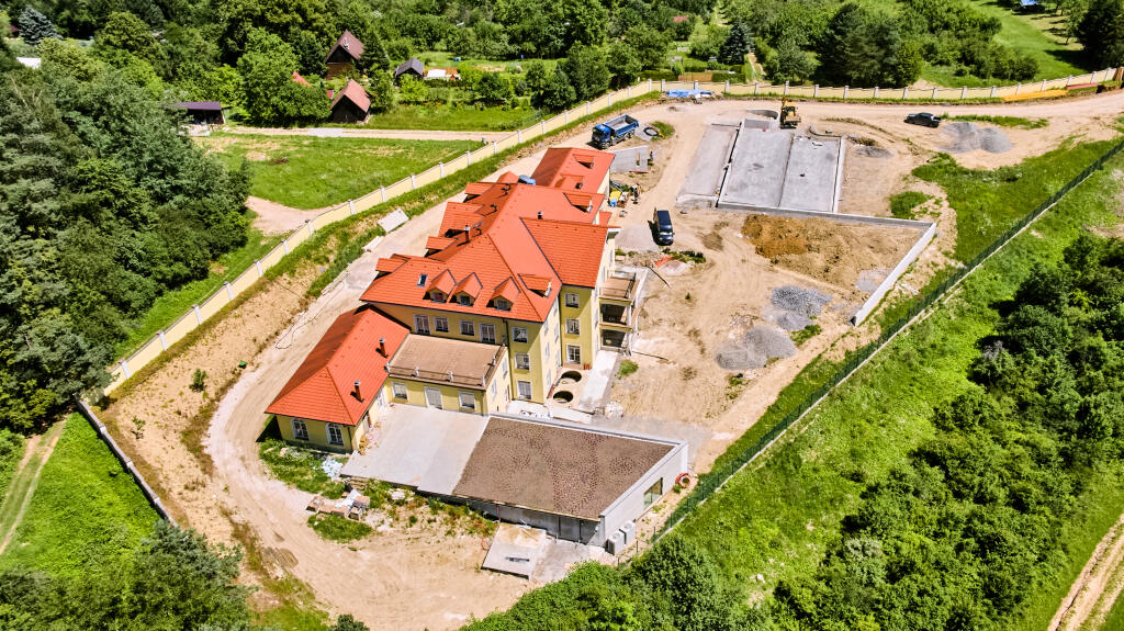 V súčasnosti je už svah pred sídlom vyrovnaný, kým v lete sa na ňom ešte vo veľkom pracovalo.
