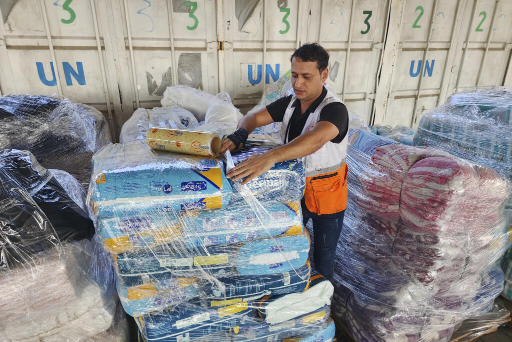 WA 8 archív Dajr al-Balah - Na archívnej snímke z 23. októbra 2023 zamestnanec Organizácie Spojených národov (OSN) pripravuje humanitárnu pomoc pre Palestínčanov v sklade Agentúry OSN pre palestínskych utečencov (UNRWA) v meste Deir Al-Balah ležiacom v Pásme Gazy. Švédsko obnovuje financovanie Agentúry OSN pre palestínskych utečencov (UNRWA), poskytne jej 20 miliónov dolárov. Oznámila to v sobotu 9. marca 2024 švédska vláda po tom, ako dostala ubezpečenie o dodatočných kontrolách výdavkov a pers