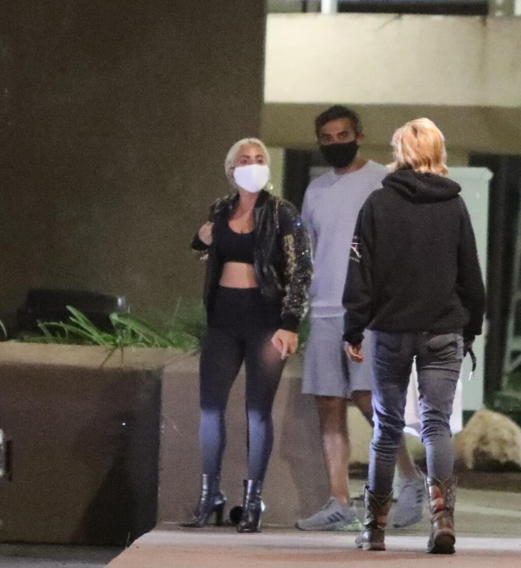 Suvenír od Lady Gagy: Ktovie, o čom sa fanúšička bavila s Lady Gaga, že jej speváčka neváhala darovať svoju koženú bundu.