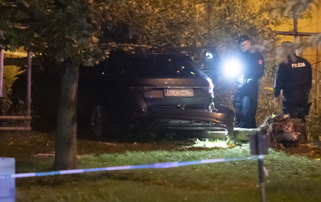 Na bratislavskej Zochovej ulici narazilo v nedeľu krátko po 22.15 h auto do zastávky mestskej hromadnej dopravy (MHD). Nehoda si podľa doterajších informácií vyžiadala štyroch mŕtvych a sedem zranených. Na snímke auto, ktoré narazilo do zastávky MHD na Zochovej ulici v pondelok 3. októbra 2022 v Bratislave. FOTO TASR - Martin Baumann