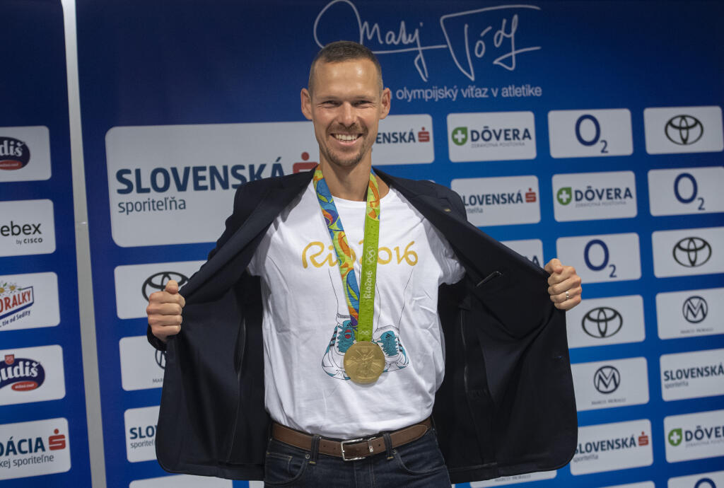 Na snímke olympijský víťaz a majster sveta v chôdzi na 50km Matej Tóth pózuje pred tlačovou konferenciou so zlatou medailou v chôdzi na 50 km z letnej olympiády v Riu de Janeiro v roku 2016. V Bratislave, 28. septembra 2021. FOTO TASR - Martin Baumann