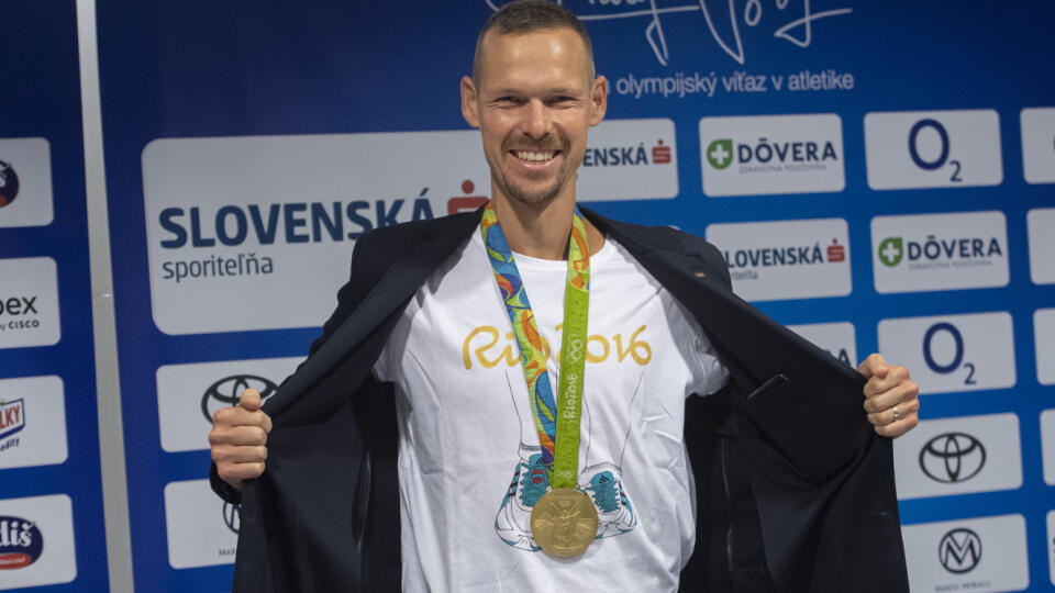 Na snímke olympijský víťaz a majster sveta v chôdzi na 50km Matej Tóth pózuje pred tlačovou konferenciou so zlatou medailou v chôdzi na 50 km z letnej olympiády v Riu de Janeiro v roku 2016. V Bratislave, 28. septembra 2021. FOTO TASR - Martin Baumann