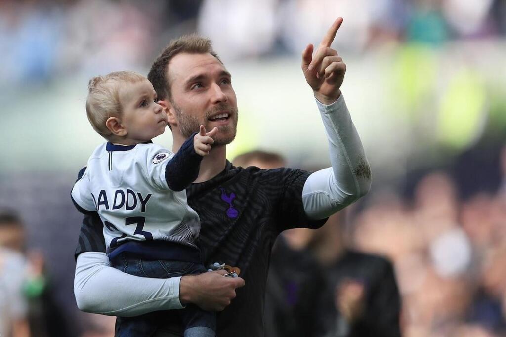 Dánsky futbalista Christian Eriksen a jeho priateľka Sabrina tvoria pár už takmer 10 rokov. Manželmi sú od roku 2018 a majú spolu dve deti.