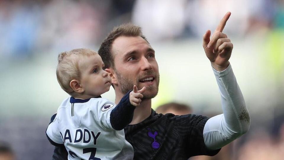 Dánsky futbalista Christian Eriksen a jeho priateľka Sabrina tvoria pár už takmer 10 rokov. Manželmi sú od roku 2018 a majú spolu dve deti.