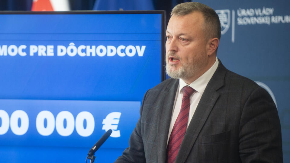 Minister práce Milan Krajniak prezradil, že na pomoc dôchodcom pôjde až 207 miliónov eur.