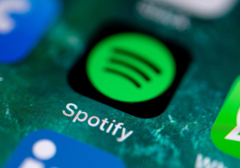 WA 10 archív Stuttgart - Na archívnej snímke z 21. júna 2019 aplikácia streamovacej služby Spotify na displeji mobilného telefónu. Streamovacia služba Spotify vykázala v poslednom kvartáli 2020 stratu. Ale menšiu, ako v predchádzajúcom roku. Spoločnosť Spotify Technology v stredu uviedla, že jej čistá strata sa vo 4. štvrťroku 2020 znížila na 125 miliónov eur, čo predstavuje 66 centov na akciu z 209 miliónov eur alebo 1,14 eura/akciu v rovnakom období predchádzajúceho roka 2019. FOTO TASR/DPA 

