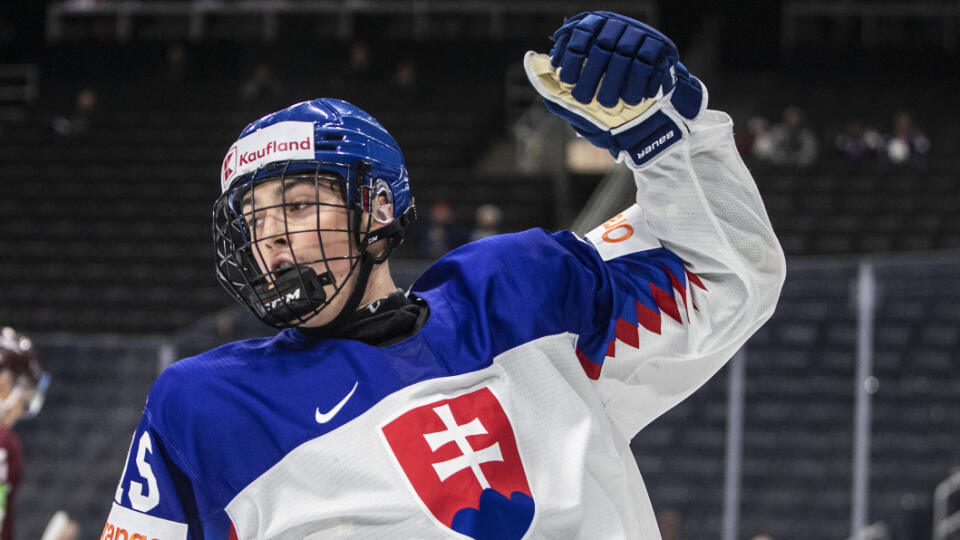 Slovenský hokejista Dalibor Dvorský patrí k najväčším ťahúňom našej mládežníckej reprezentácie na svetovom šampionáte vo Švajčiarsku.