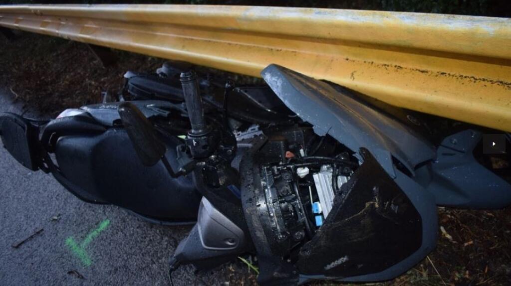 Zrážka motorkára a osobného auta sa stala medzi obcami Šahy a Preseľany nad Ipľom.