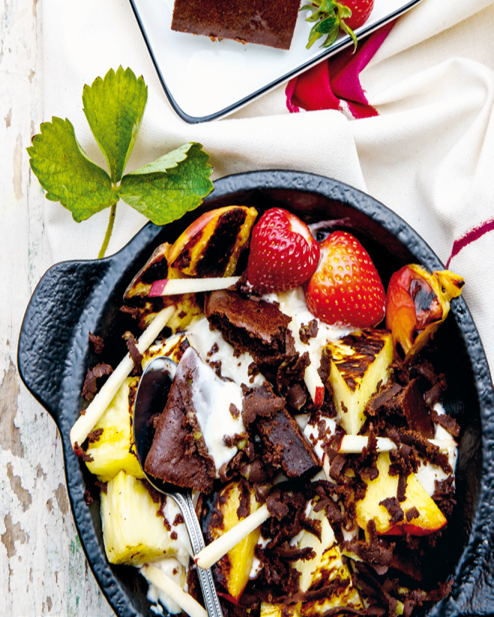 Brownies s grilovaným ovocím a mascarpone