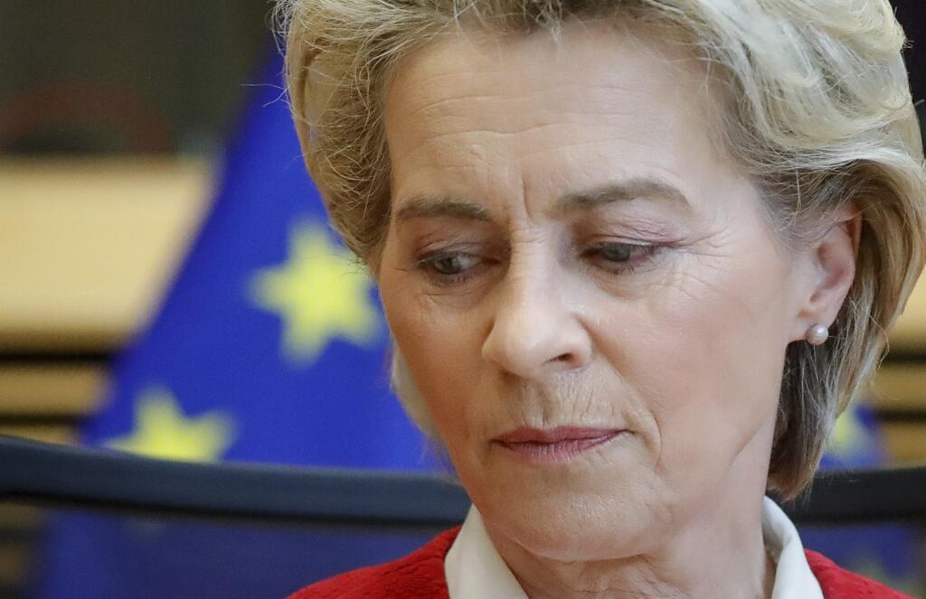 KK40 Brusel - Na snímke predsedníčka Európskej komisie (EK) Ursula von der Leyenová čaká na  pravidelné zasadnutie Kolégia komisárov v sídle EÚ v Bruseli 2. marca 2022. FOTO TASR/AP

European Commission President Ursula von der Leyen waits for the start of the weekly College of Commissioners at EU headquarters in Brussels, Wednesday, March 2, 2022. The European Union is stepping up aid for Ukraine and is moving toward toward granting temporary protection to those fleeing war. (Stephanie Lecocq, 