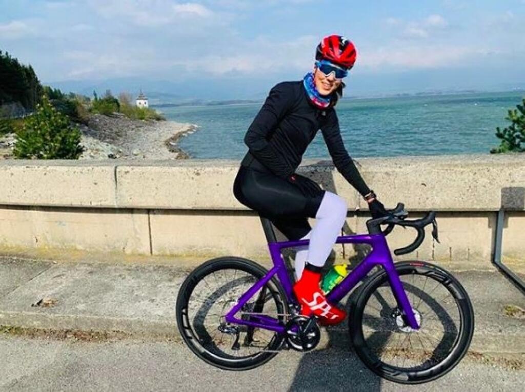 Petra Vlhvová často trénuje na bicykli.