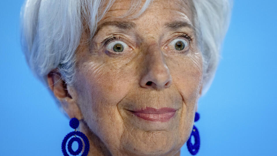 KK13 Frankfurt nad Mohanom - Prezidentka Európskej centrálnej banky (ECB) Christine Lagardová sa pozerá počas tlačovej konferencie 15. júna 2023 vo Frankfurte nad Mohanom. ECB zvýšila vo štvrtok úrokové sadzby podľa očakávaní o 25 bázických bodov, pričom hlavná úroková sadzba sa tým zvyšuje na 4 %. FOTO TASR/AP
President of European Central Bank Christine Lagarde looks on during a press conference in Frankfurt, Germany, Thursday, June 15, 2023, after a meeting of the ECB's governing council. (AP