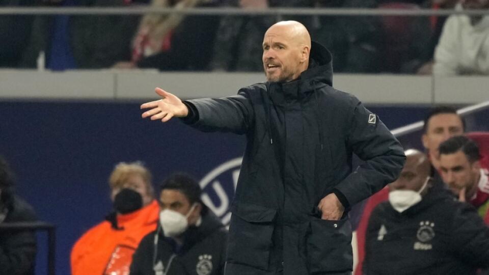 PK 26 archív Amsterdam - Na archívnej snímke z 15. marca 2022 tréner Ajaxu Amsterdam Erik ten Hag dáva hráčom pokyny počas odvetného zápasu osemfinále futbalovej Ligy majstrov Ajax Amsterdam - Benfica Lisabon v Amsterdame. Vedenie anglického futbalového klubu Manchester United uvažuje o angažovaní ten Haga. FOTO TASR/AP
Ajax's head coach Erik ten Hag gives instructions to his players during the Champions League, round of 16, second leg soccer match between Ajax and Benfica at the Johan Cruyff A