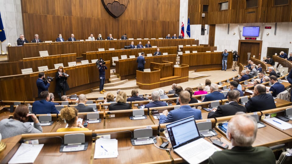 Na snímke poslanci a poslankyne počas otvárania mimoriandej schôdze Národnej rady SR v Bratislave 19. januára 2023. FOTO TASR - Jaroslav Novák