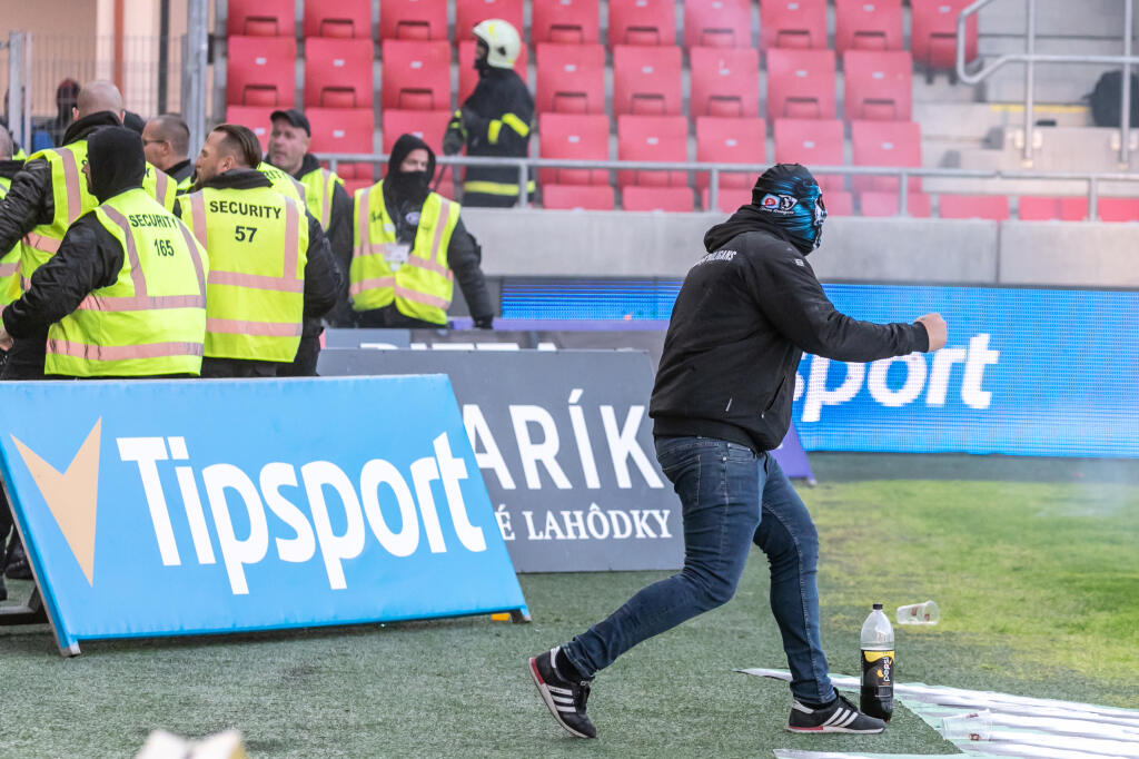 Takto to vyzeralo počas jesenného derby Trnavy so Slovanom. Zo zápasu sa odohrala len necelá štvrťhodina, po nej sa z ihriska stalo bojisko chuligánov.