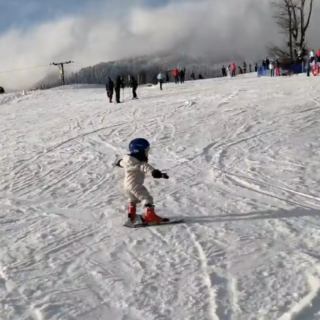 Marlon má len tri roky, ale pohybovo je mimoriadne nadaný. Keď je s mamou Katarínou na Slovensku, tá ho učí lyžovať na Kubínskej holi.