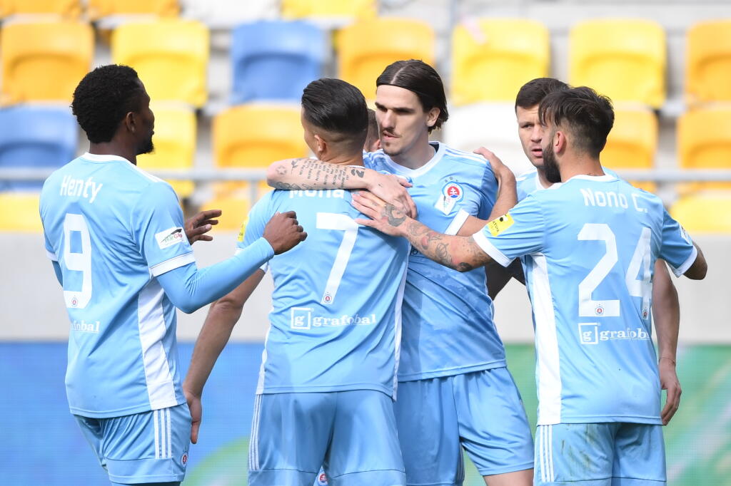 Futbalista Slovana David Holman (uprostred) sa teší so spoluhráčmi pos strelení úvodného gólu zo značky pokutového kopu počas zápasu 4. kola nadstavbovej časti Fortuna ligy v skupine o titul FC DAC 1904 Dunajská Streda - ŠK Slovan Bratislava v Dunajskej Strede v nedeľu 11. apríla 2021. FOTO TASR - Martin Baumann