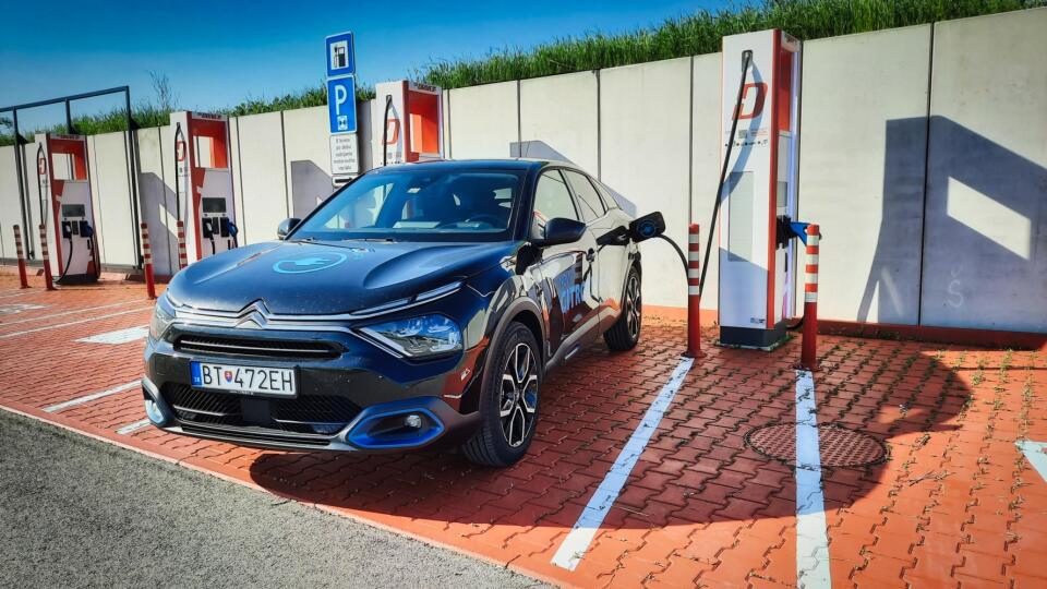 Citroën ë-C4 Electric na stanici ZSE Drive.