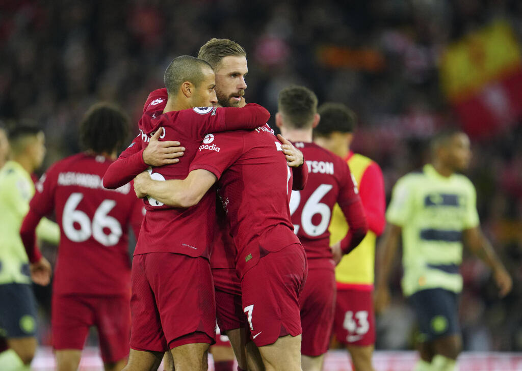 PK 78 Liverpool - Na snímke futbalisti Liverpoolu Mohamed Salah sa tešia po víťazstve v zápase 11. kola anglickej Premier League FC Liverpool - Manchester City v Liverpoole 16. októbra 2022. FOTO TASR/AP
Liverpool players celebrate at the end of the English Premier League soccer match between Liverpool and Manchester City at Anfield stadium in Liverpool, Sunday, Oct. 16, 2022. (AP Photo/Jon Super)