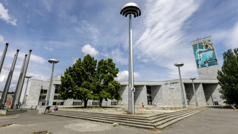 Na snímke exteriér Domu odborov na bratislavskom Trnavskom mýte, kde developer Immocap Group predstavil svoj zámer investičného projektu Nový Istropolis v Bratislave 16. júla 2020. Ten má do lokality priniesť moderné multifunkčné kultúrno-spoločenské centrum s kapacitou 3000 miest na sedenie. FOTO TASR - Dano Veselský