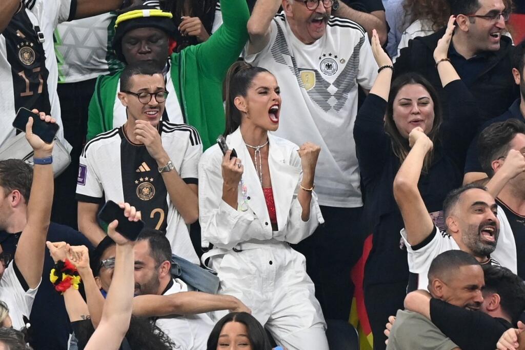 Fanúšik za ňou sa po strelenom góle len tak letmo pozeral nižšie, na čo asi jeho oči smerovali?