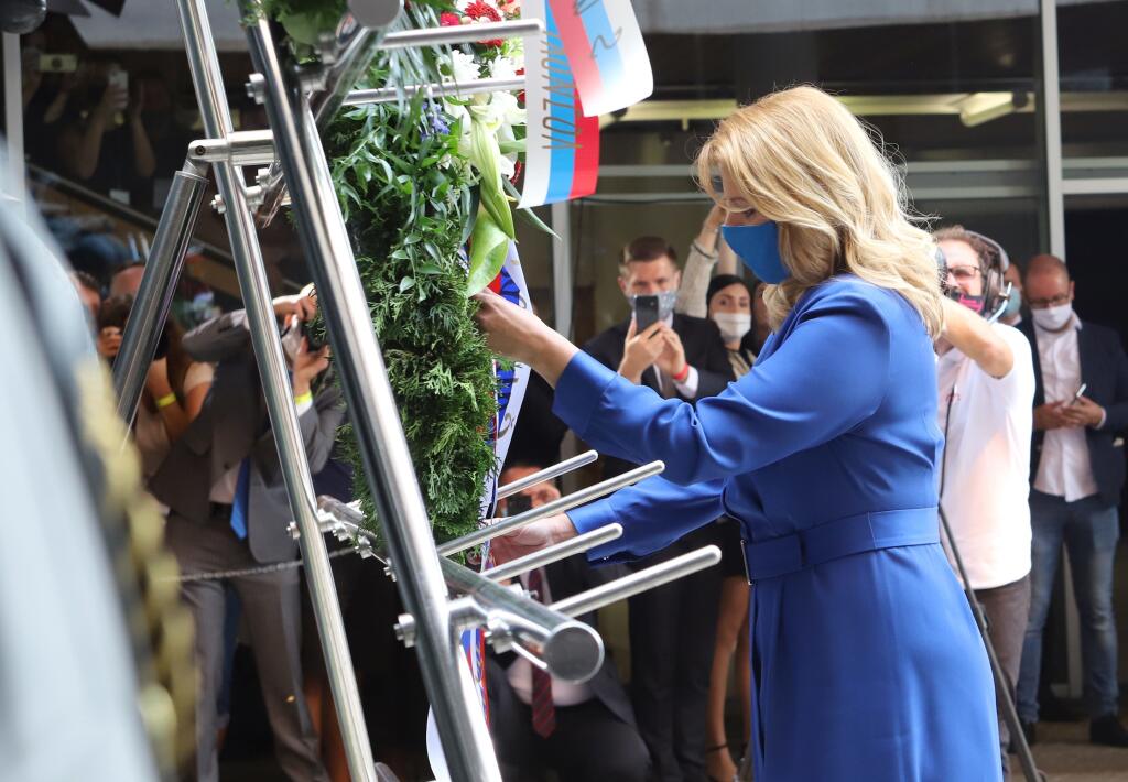 Na snímke prezidentka SR Zuzana Čaputová počas kladenia vencov na centrálnych osláv 76. výročia Slovenského národného povstania (SNP) v areáli Pamätníka SNP v Banskej Bystrici, 29. augusta 2020. FOTO TASR - Ján Krošlák