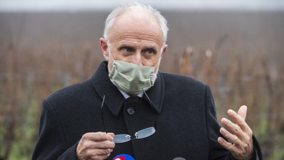 Na snímke minister pôdohospodárstva a rozvoja vidieka SR Ján Mičovský (OĽANO) počas tlačovej konferencie k riešeniu pre udržanie slovenského vinohradníctva a podpore vinárov na Slovensku vo vinohradoch neďaleko obce Doľany 26. novembra 2020. FOTO TASR - Jaroslav Novák