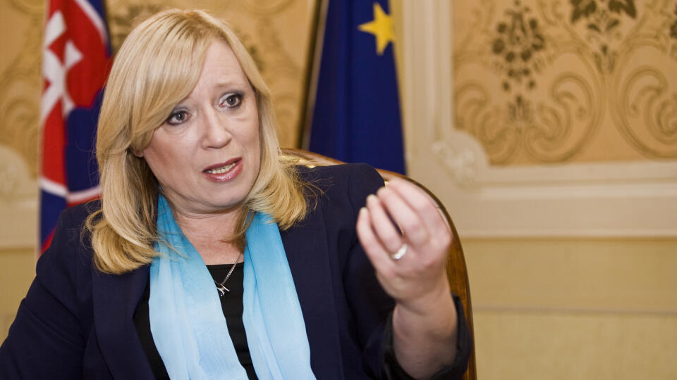 Podľa expremiérky Ivety Radičovej by si "lockdown" mala dať vláda a parlament.
