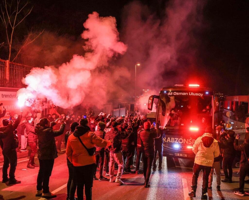 Fanúšikovia Trabzonsporu takto vítali svojich miláčikov v Istanbule a mali pripravené aj prekvapenie pre Marka Hamšíka.
