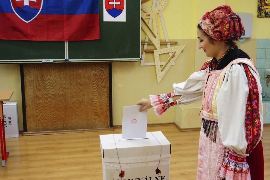Na snímke volička z Komárna, ktorá ako členka folklórneho súboru Slovenskí rebeli prišla voliť v kroji.