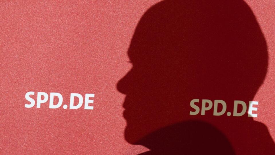 WA 36 Wolfsburg - Tieň nemeckého ministra financií a kandidáta na budúceho nemeckého kancelára Olafa Scholza (SPD) na bilborde sociálnych demokratov z SPD počas predvolebnej kampane vo Wolfsburgu v utorok 21. septembra 2021. FOTO TASR/AP
German Finance Minister and Social Democratic Party, SPD, candidate for chancellor Olaf Scholz casts his shadow on a billboard during an election campaign event named: 'Future talk with employees' in Wolfsburg, Germany, Tuesday, Sept. 21, 2021. (Julian Strat