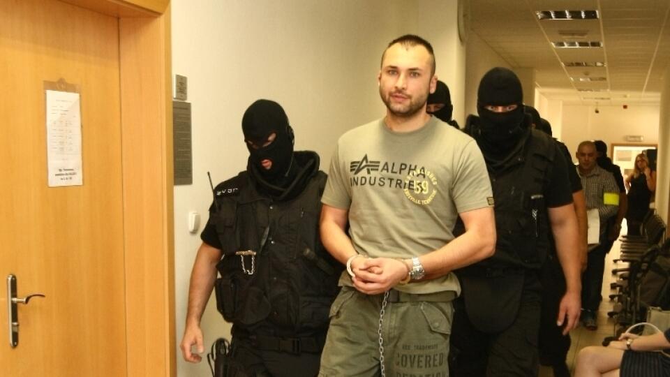 OBŽALOVANÍ:
Na súd ich
priviedli v putách
z Leopoldova
a Nitry.