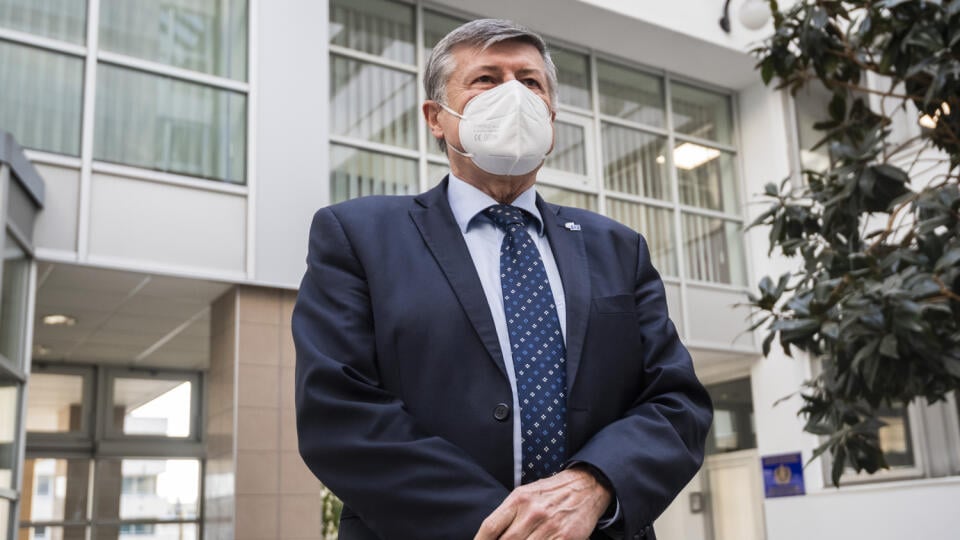 Na snímke predseda Slovenského odborového zväzu zdravotníctva a sociálnych služieb (SOZZaSS) Anton Szalay odpovedá na otázky novinárov po rokovaní odvetvovej tripartity v rezorte zdravotníctva v Bratislave 14. marca 2022. FOTO TASR - Jaroslav Novák