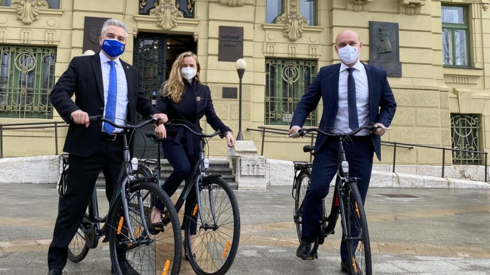 Minister školstva Branislav Gröhling sa prehnal Košicami na bicykli spolu s predsedom Košického samosprávneho kraja Rastislavom Trnkom.