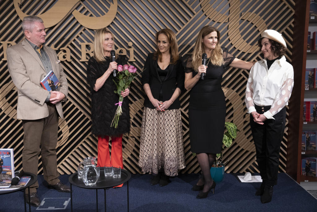 Krst knihy Emmy Tekelyovej ,, Byť ženou je úžasné “.
Na snímke Miloš Bubán, Emma Tekelyová, Karin Hajdu, Katarína Brychtová, Beáta Dubasová,