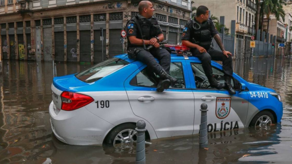 Ulicami mesta sa valila záplavová voda, ktorá vyvracala stromy a prevracala autá.