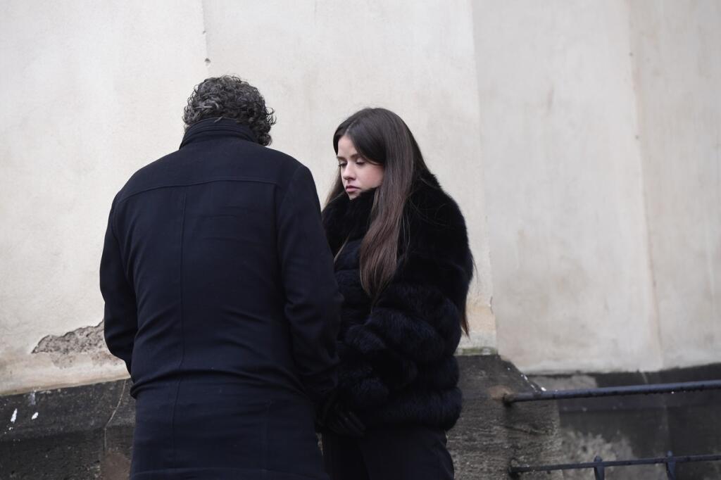 Po obrade Jaromír Jágr s priateľkou Dominikou ešte chvíľu postávali pri kostole a nakoniec do neho ešte vošli. Presne ako to urobil na pohrebe Karla Gotta, keď sa vrátil do kostola a zostal tam sám rozmýšľať.