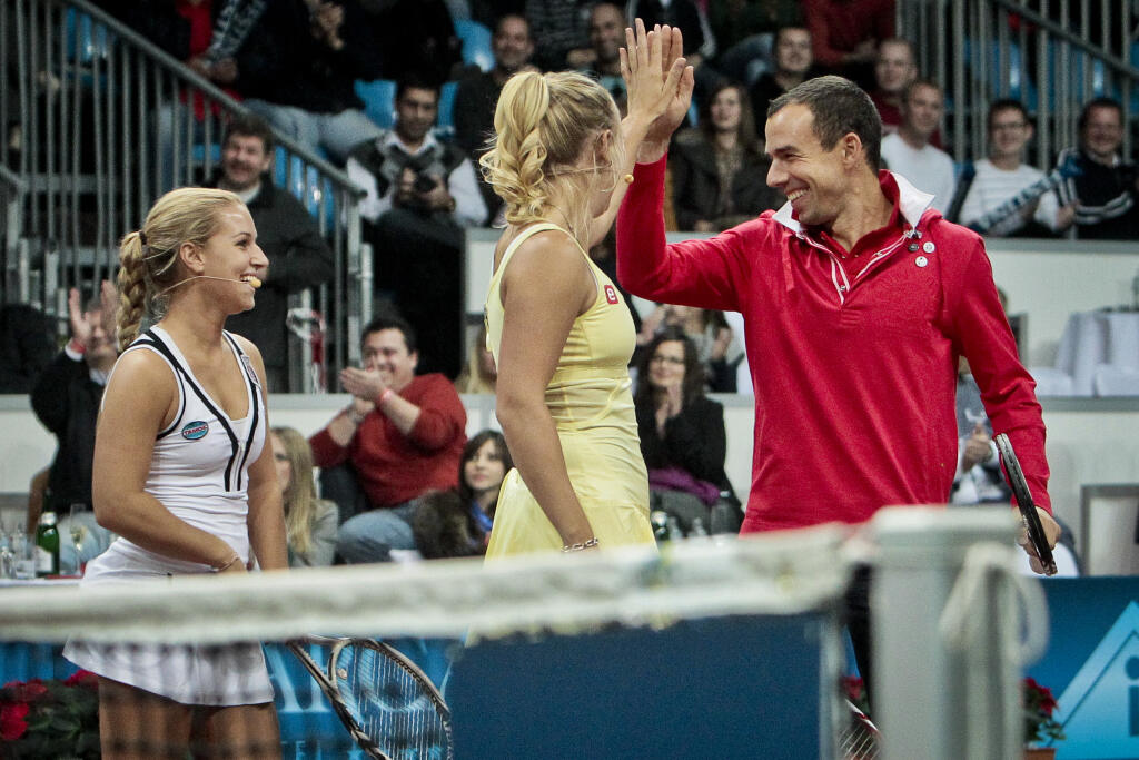 Na snimke zlava slovenska zenska tenisova jednotka Dominika Cibulkova, svetova zenska tenisova jednotka Caroline Wozniacki a byvala slovenska muzska tenisova jednotka Dominik Hrbaty pocas exhibicneho zapasu Tennis Classic.