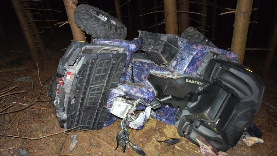 Muž, ktorý viedol štvorkolku zomrel na mieste nehody.