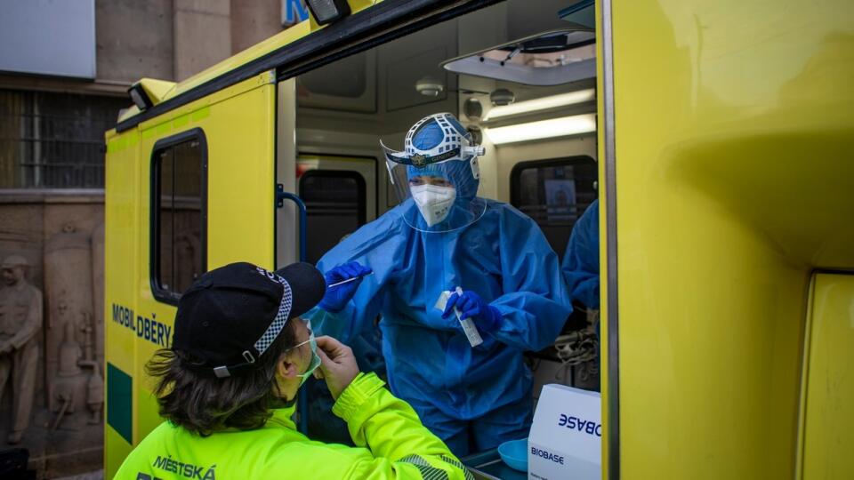 V Česku dosiaľ od začiatku pandémie zomreli dvaja mladí ľudia nakazení koronavírusom.