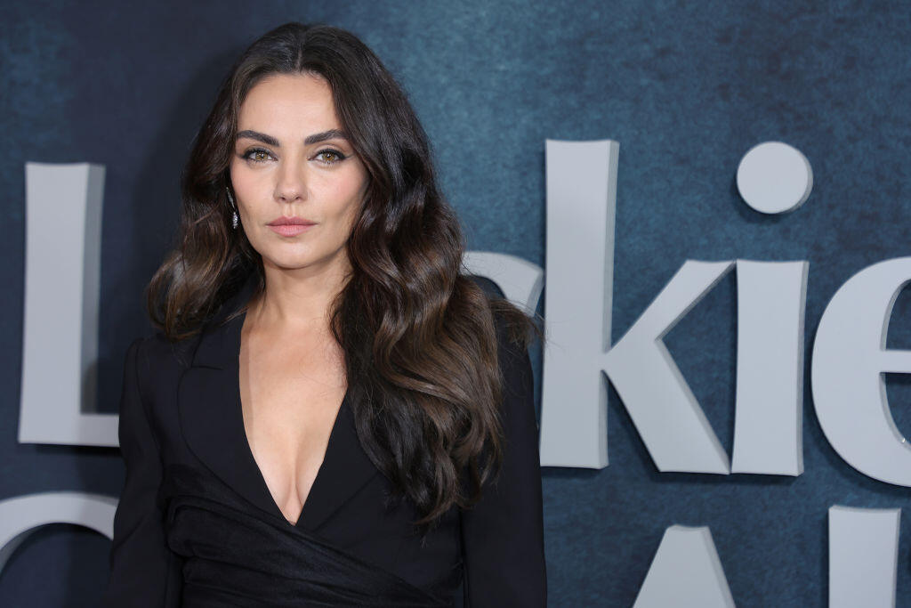 Mila Kunis bola na premiére nádherná. Čierne minišaty s hlbokým výstrihom z nej urobili sexicu.