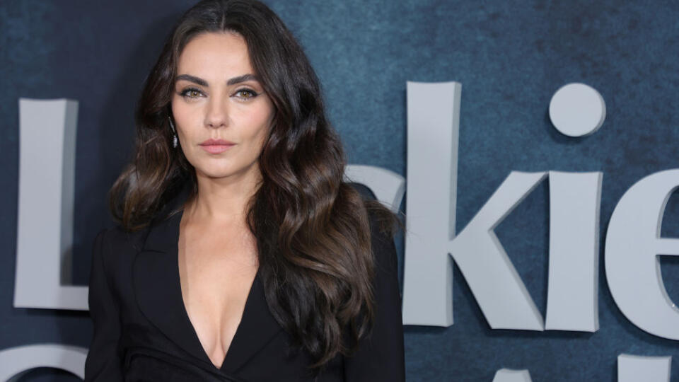 Mila Kunis bola na premiére nádherná. Čierne minišaty s hlbokým výstrihom z nej urobili sexicu.