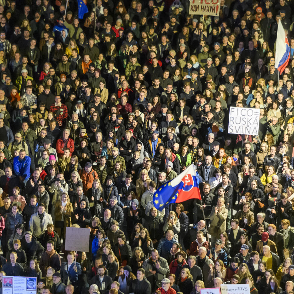 Na snímke protestujúci počas protivládneho protestu organizovaného opozičným hnutím Progresívne Slovensko (PS) a stranou Sloboda a Solidarita (SaS) na Námestí slobody v Bratislave 15. marca 2024. FOTO TASR - Jaroslav Novák
