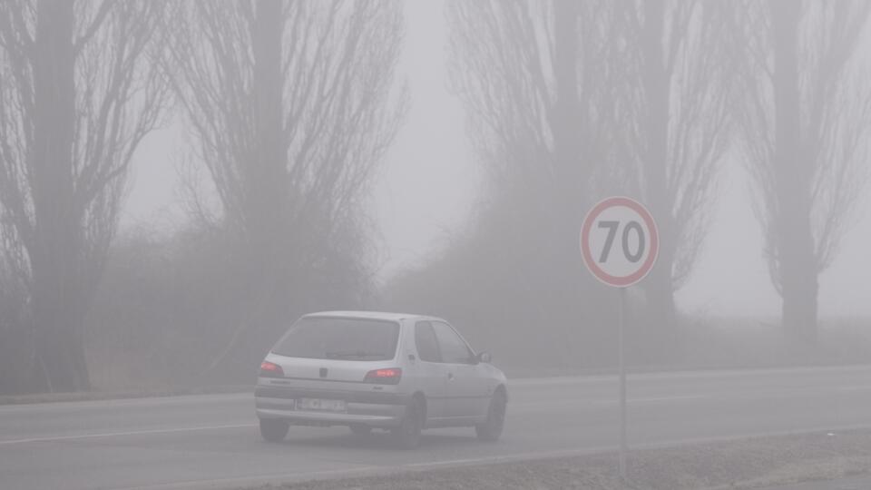 Na snímke auto jazdí počas hmly.