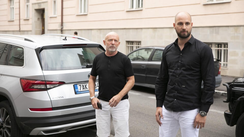 Tréner Karel Jarolím (v strede) s generálnym riaditeľom Slovana Ivanom Kmotríkm mladším po rokovaniach, ktoré trvali dve hodiny.