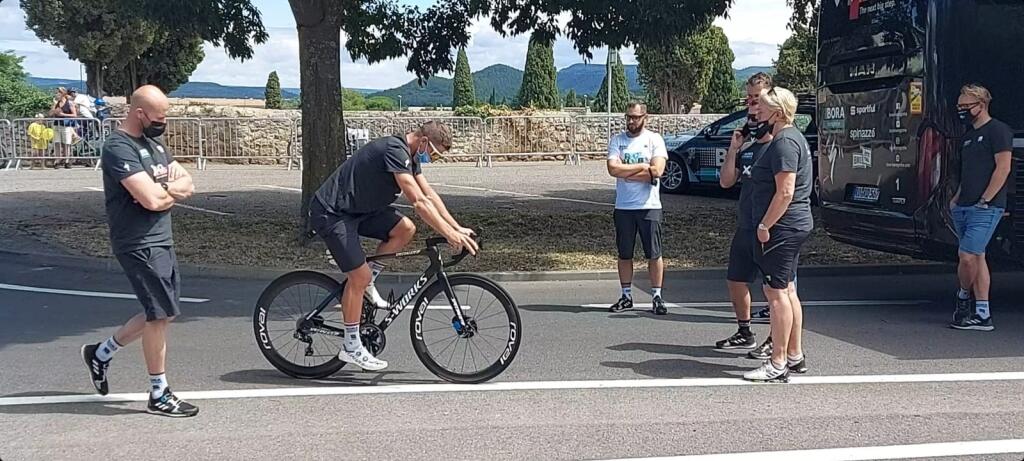 Sagan to pred 12. etapou ešte skúsil na bicykli, ale usúdil, že to nepôjde a odstúpil z Tour de France.